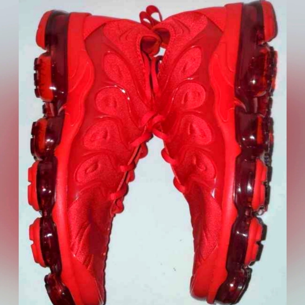 Vapormax plus triple red